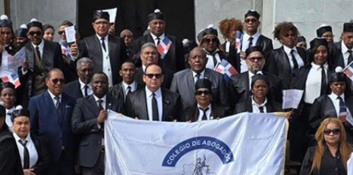 Entre divisiones y otros males abogados conmemoran su día