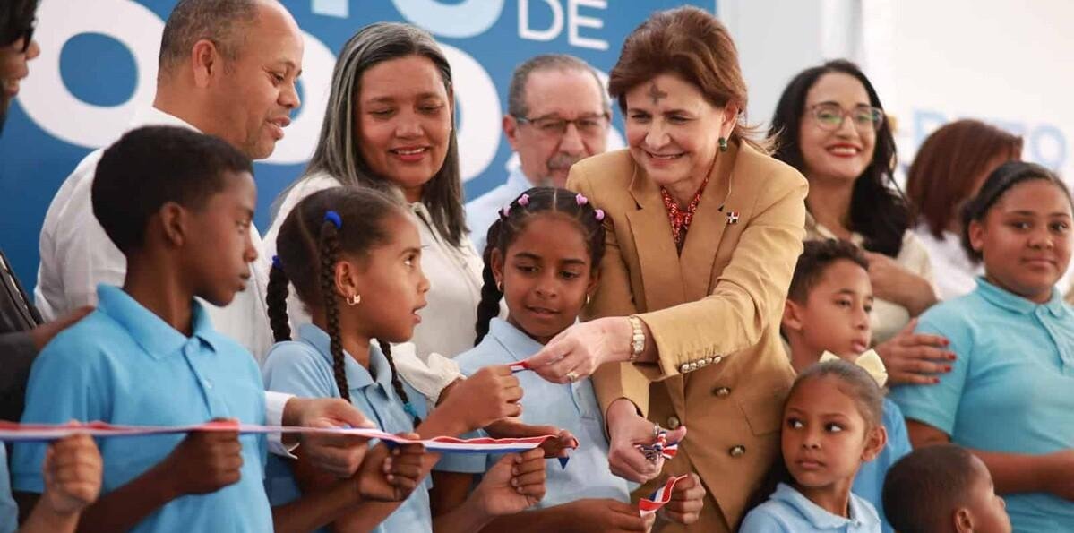 El Gobierno entrega una escuela y un Caipi en Azua