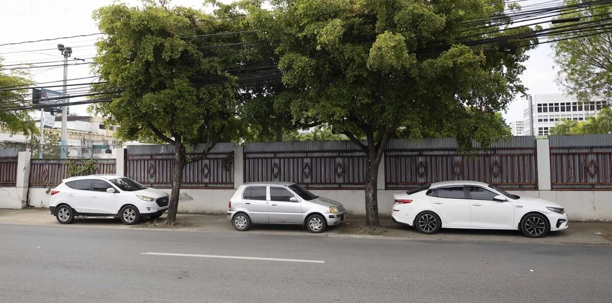 Invasión vehicular en el ensanche La Fe desplaza a peatones