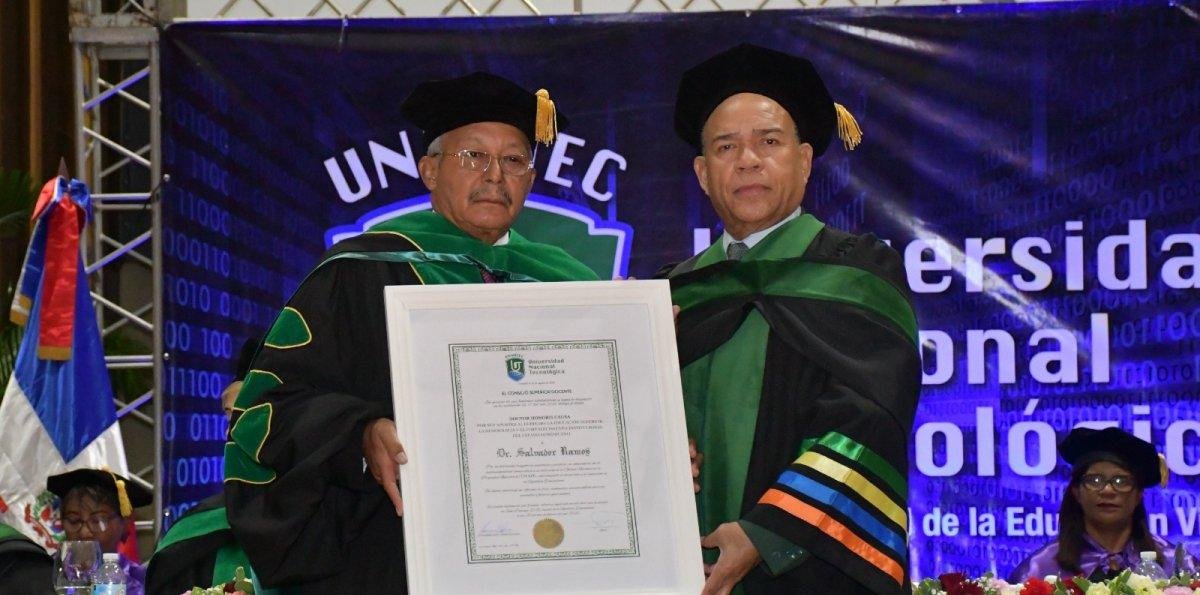 Director general de ONAPI es investido como Honoris Causa