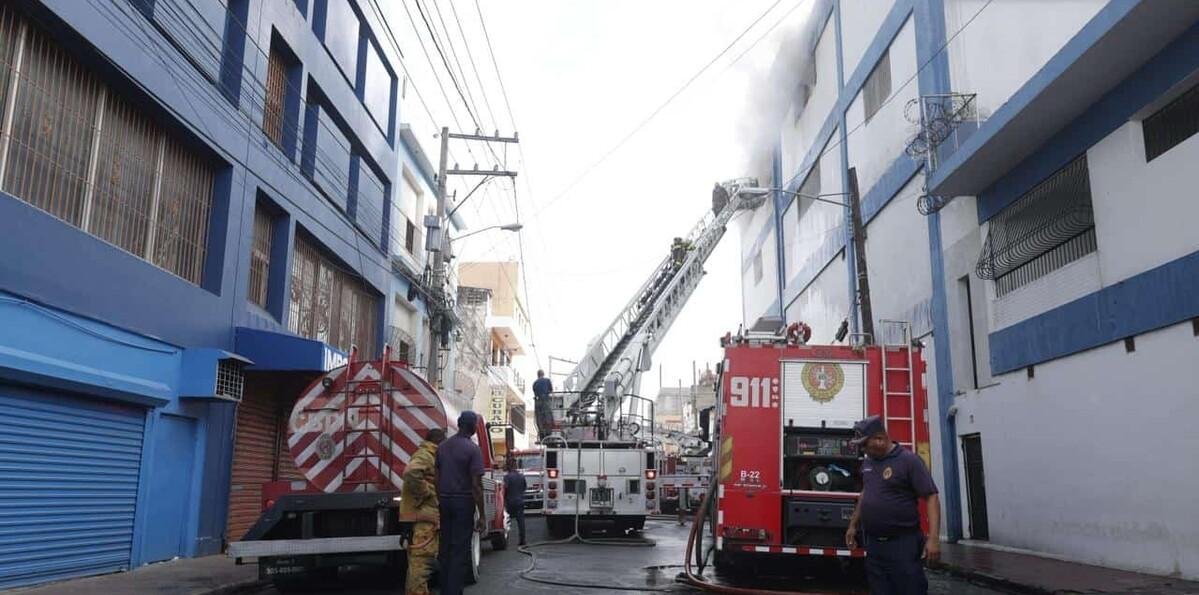 Bomberos controlan 50 % del incendio en edificio de Almacenes Garrido