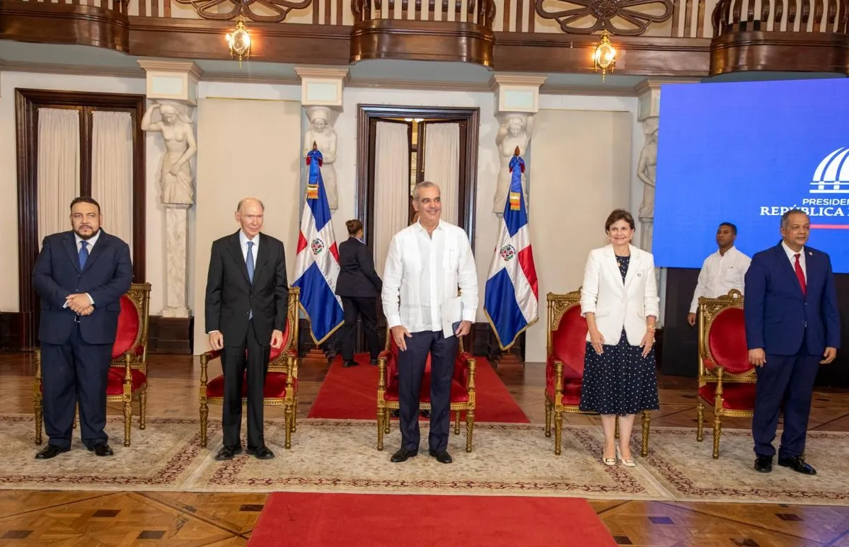 Abinader anuncia nueva sede para la Academia Dominicana de la Historia y condecora a Frank Moya Pons