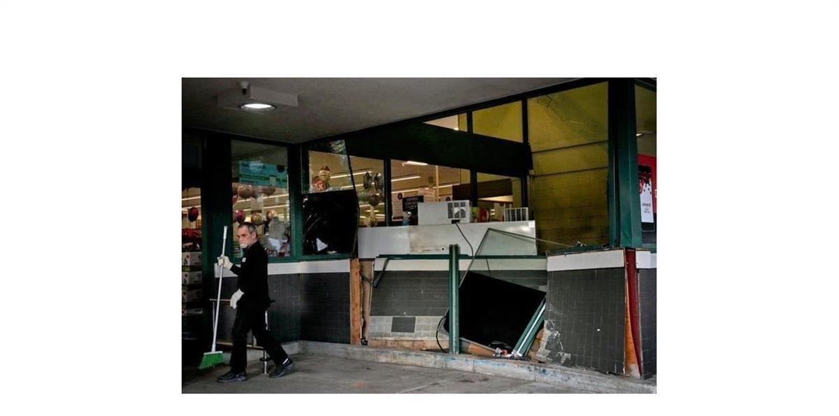 Hombre atropella a peatones frente a supermercado en California