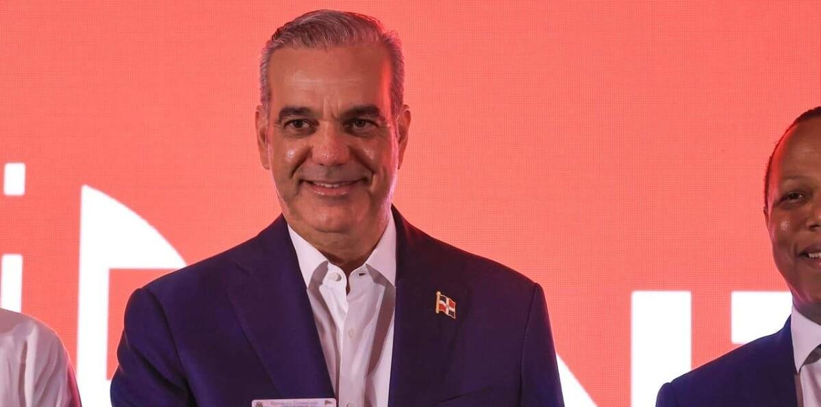 Abinader recibe la nueva licencia de conducir con estándares internacionales