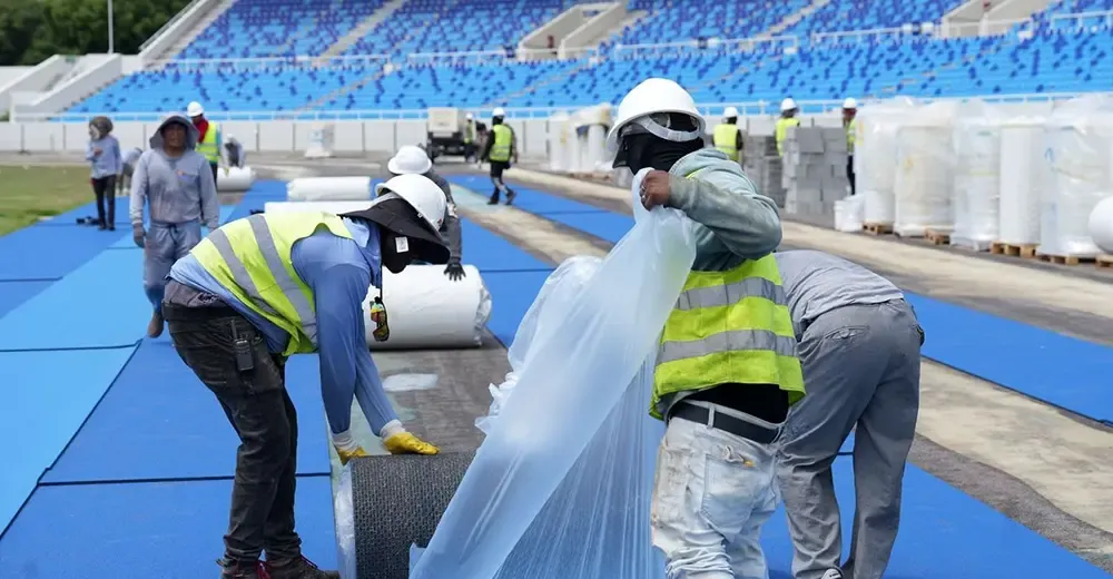 Inician instalación sintético en estadio
