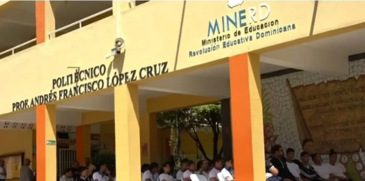 Senador Carlos Gómez entrega aporte a estudiantes del Politécnico Profesor Andrés Francisco López Cruz