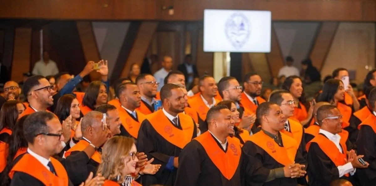 Ejecutivo y la UASD gradúan a 147 servidores