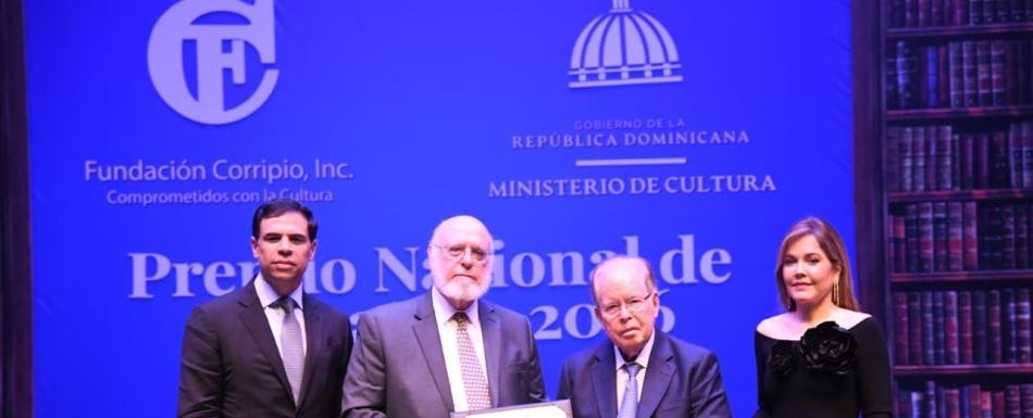 Entregan Premio Nacional de Literatura a Pedro Vergés