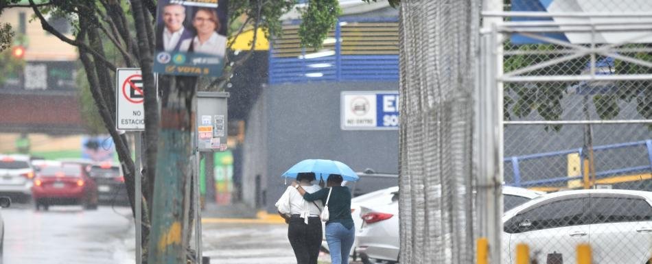 Aguaceros aumentarán la tarde de este sábado por vaguada