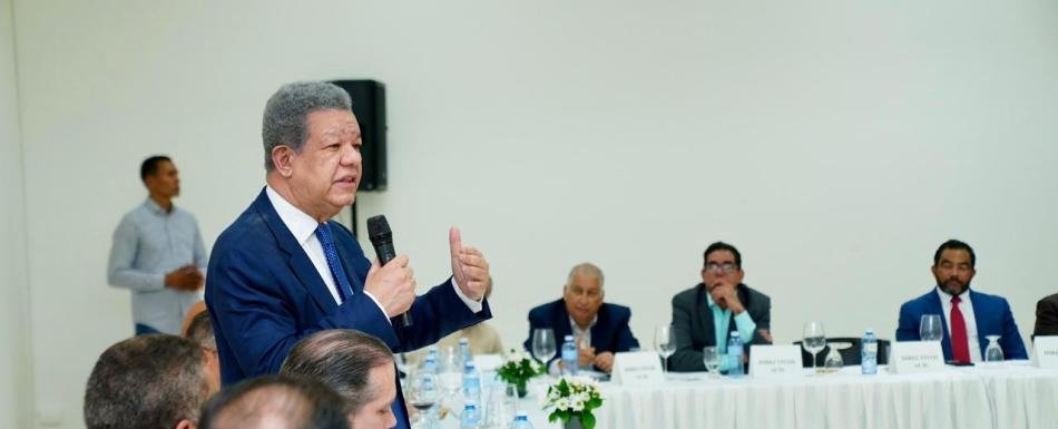 Leonel Fernández se reúne con industriales y comerciantes en Santiago