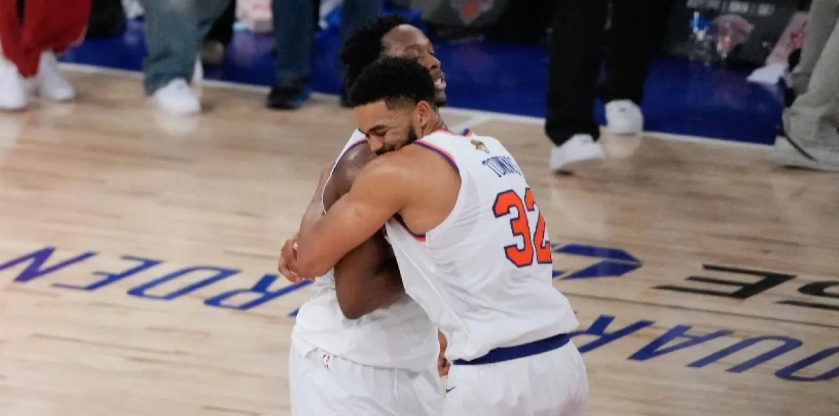 Knicks a ley de un juego para título