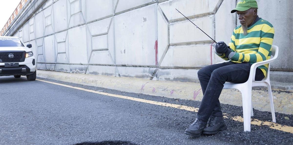 Persistente fuga de agua genera peligro en el elevado Kennedy–Defilló