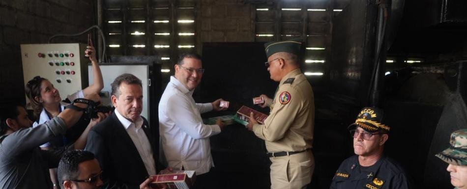 Gobierno destruye millones de medicamentos, clerén y tabaco ilícitos