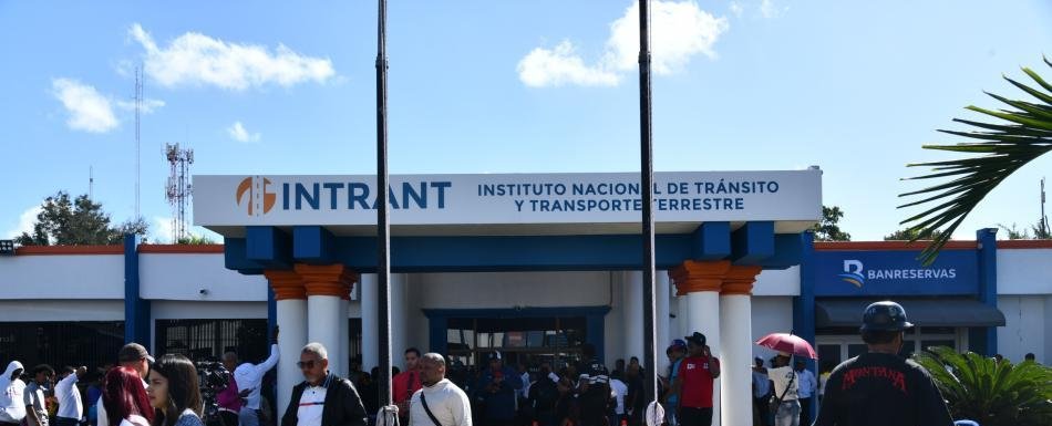 Nueva licencia inicia con alta demanda y confusión en costos