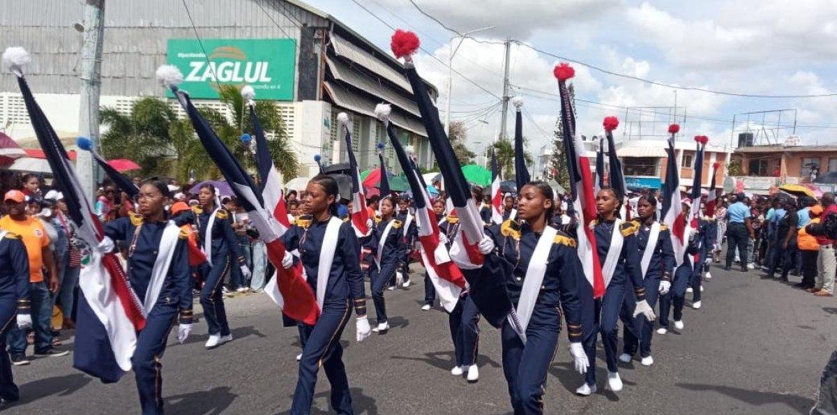 Cientos de estudiantes desfilaron en SPM con motivo del 182 aniversario de la Independencia Nacional