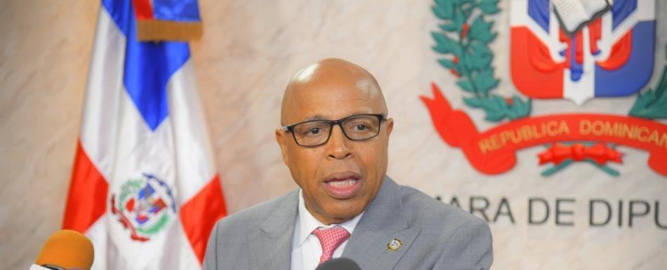 Alfredo Pacheco exhorta estar atentos a la situación bélica internacional