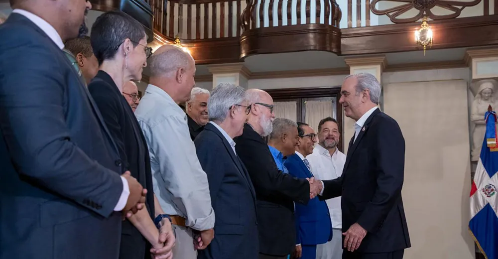 Luis Abinader juramenta en Palacio comité gestor ambiental