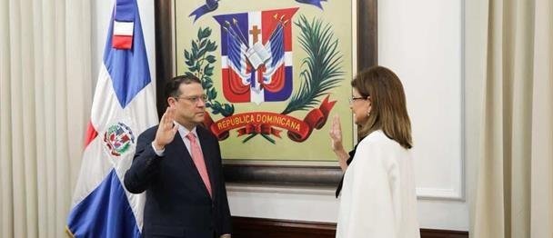 La vicepresidenta Raquel Peña juramenta a Eduardo Sanz Lovatón como ministro de Industria y Comercio