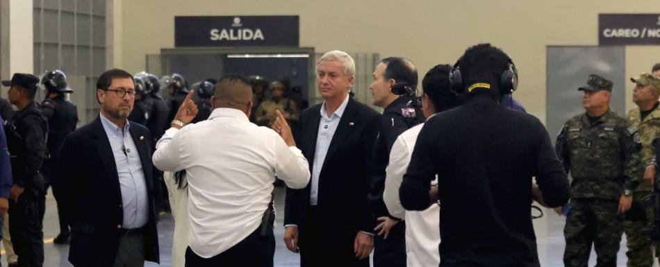 Presidente electo chileno recorre "megacárcel"