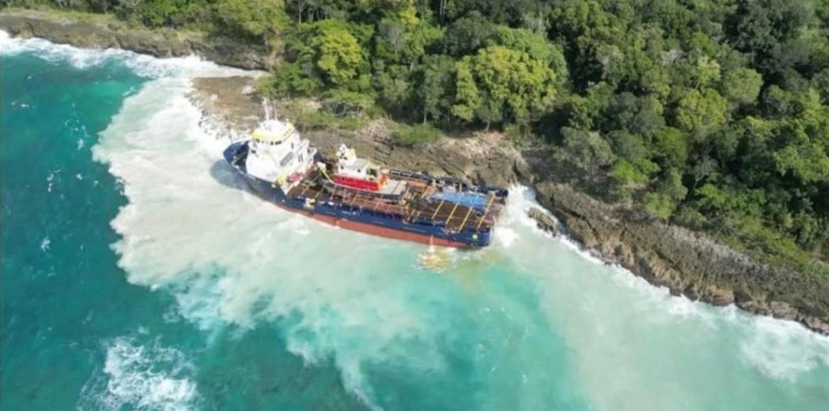 Barco carguero permanece encallado en la bahía de Luperón