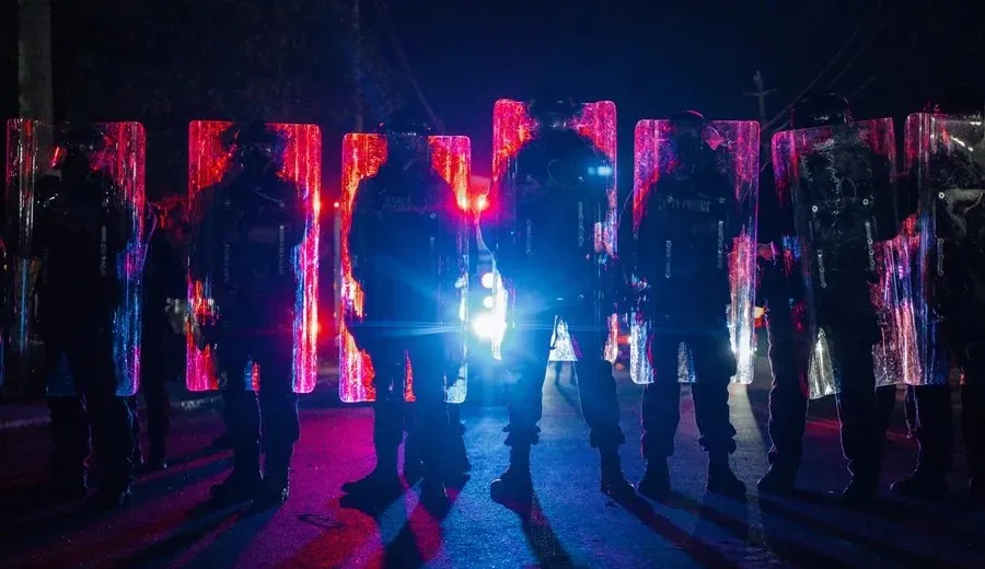 EU: Violentos disturbios frente a un centro detención en Newark