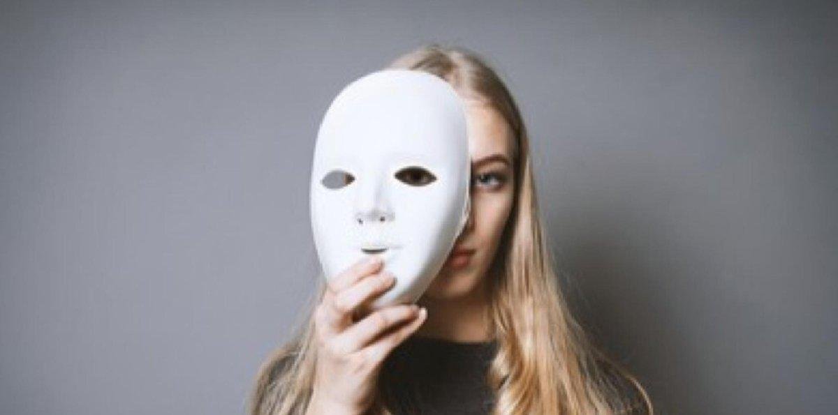 Vivir ocultos: máscaras emocionales