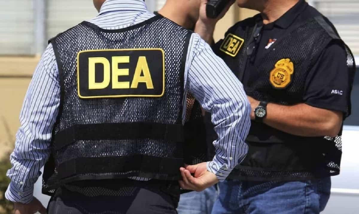 Exagente de la DEA acusado de conspirar para lavar millones de dólares y obtener armas para carteles